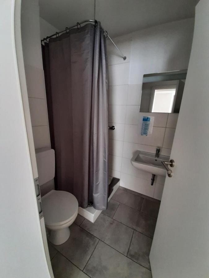 Twin Room Bathroom,1364552060:JPEG
